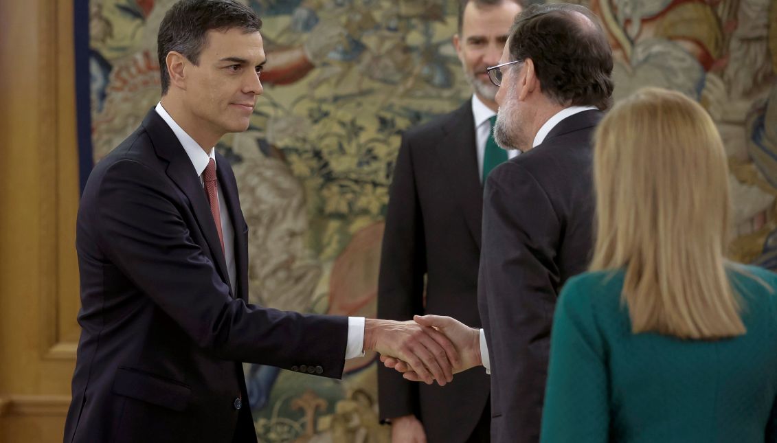 El nuevo presidente del Gobierno, Pedro Sánchez (i), saluda al expresidente Mariano Rajoy tras el acto de toma de posesión de su cargo que ha tenido lugar el sábado en el Palacio de la Zarzuela en el que la novedad ha sido que por primera vez en democracia, lo ha hecho ante la Constitución, pero sin presencia de la Biblia y del crucifijo. EFE/Emilio Naranjo
