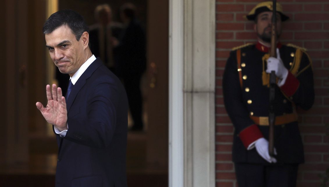 El presidente del Gobierno, Pedro Sánchez (i), durante la reunión en el Palacio de la Moncloa con el presidente de Ucrania, Petro Poroshenko , en su primer acto oficial tras la toma de posesión de su cargo este sábado. EFE/Ballesteros