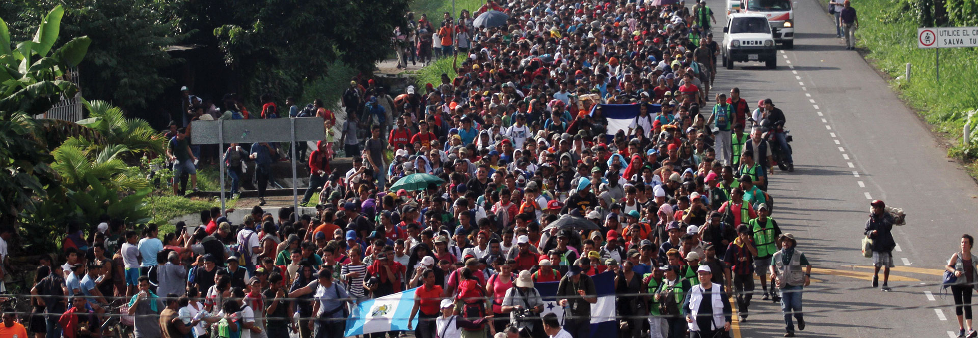 Migrantes hondureños caminan hacia la ciudad de Tapachula, trayecto obligado rumbo a su objetivo, Estados Unidos, el 21 de octubre de 2018, tras haber logrado instalarse en Ciudad Cuauhtémoc, en el estado de Chiapas (México), luego de derribar la valla de acero de la línea fronteriza entre Guatemala y México. EFE