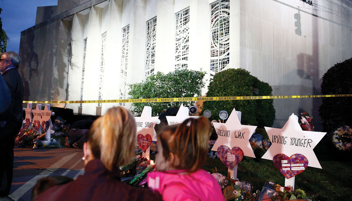 Decenas de personas participan en una vigilia en la sinagoga del Árbol de la Vida, dos días después de un tiroteo masivo, en Pittsburgh, Pennsylvania. EFE