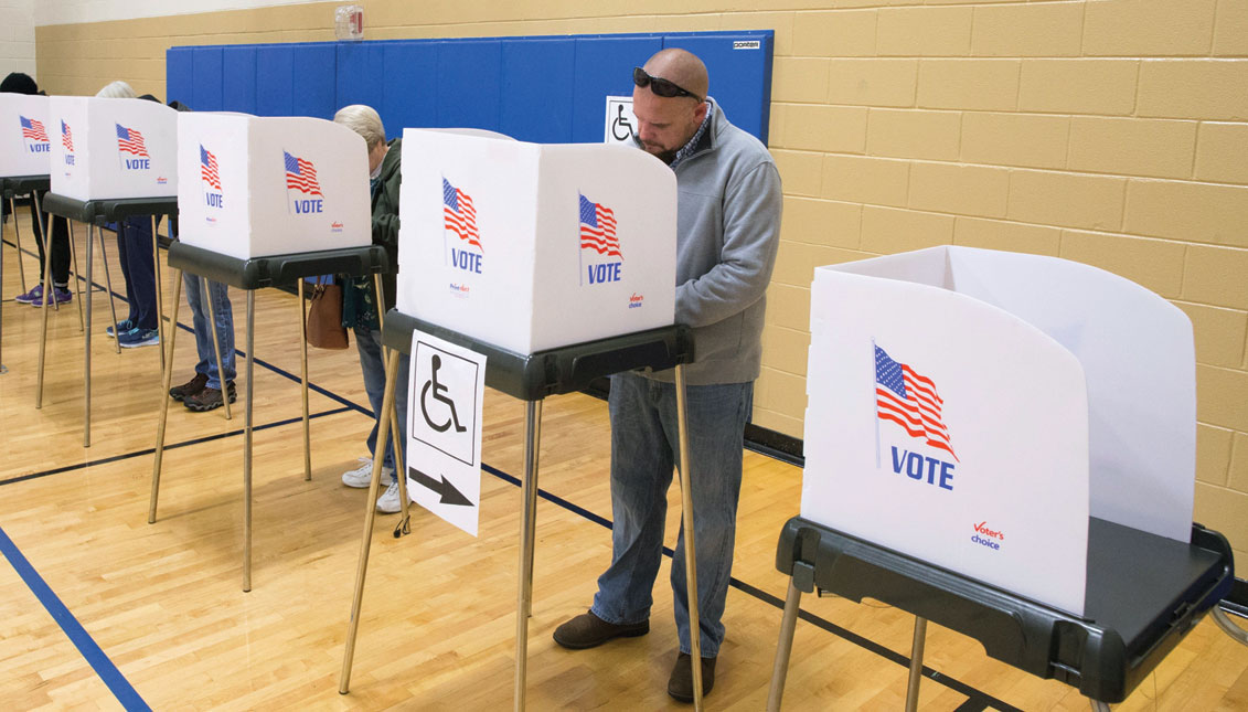 Ciudadanos emiten su voto en un colegio electoral en el Deep Run High School de Glen Allen, Virginia (Estados Unidos), el 6 de noviembre de 2018. Estados Unidos celebra hoy unas elecciones legislativas en las que se renovarán los 435 escaños de la Cámara de Representantes y un tercio de los 100 del Senado. EFE