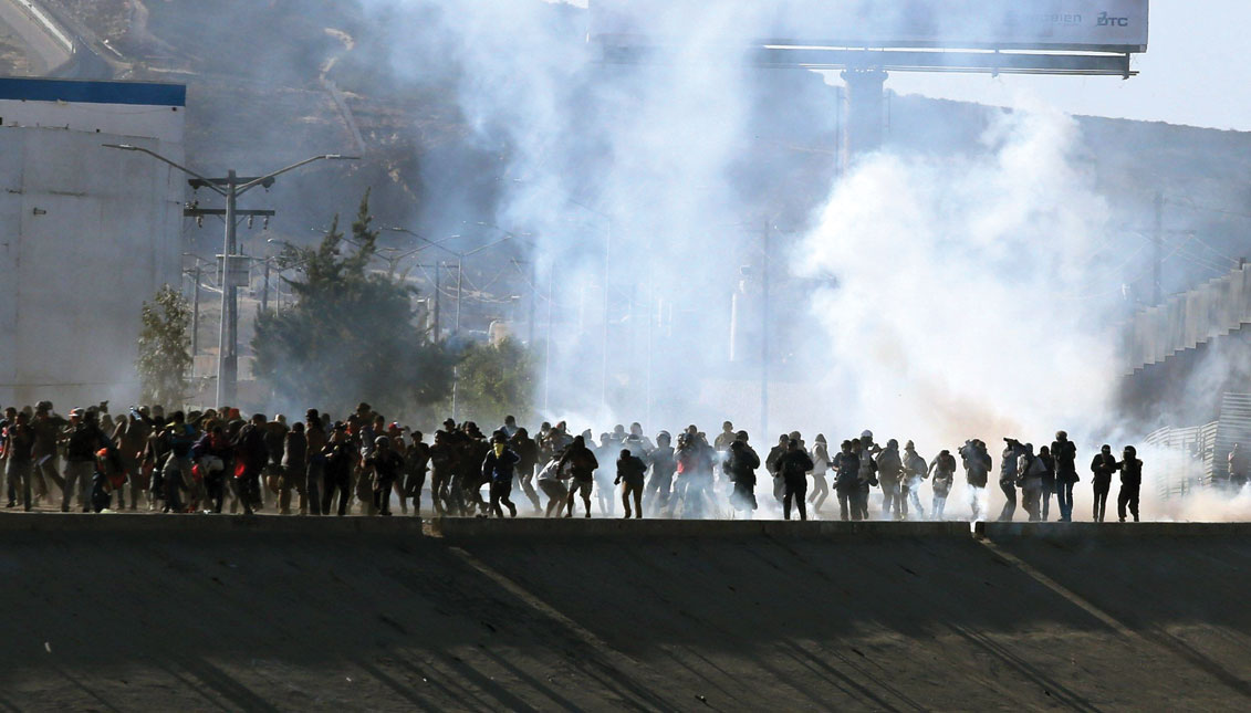 Vista de gases lacrimógenos que la policía fronteriza utiliza para evitar que grupos de personas crucen hoy, la garita El Chaparral, de la ciudad de Tijuana, en el estado de Baja California (México). EFE