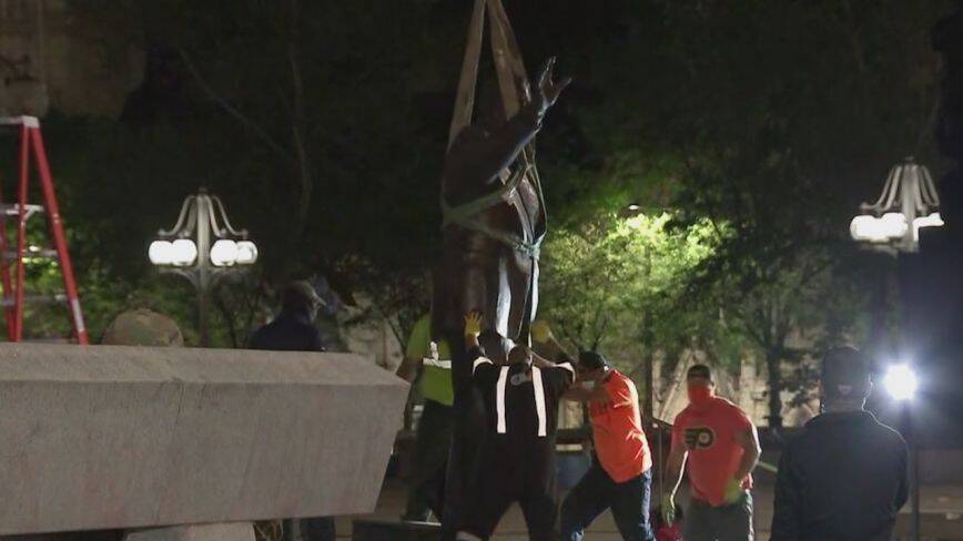 The statue of former Philly Mayor Frank Rizzo is removed by a construction crew in the early hours of June 3, 2020. Photo: Fox29