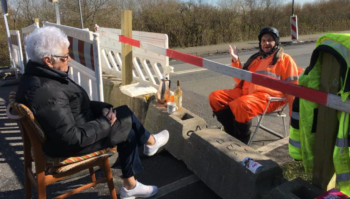 Karsen Tüchen Hansen e Inga Rasmussen toman café en la frontera entre Dinamarca y Alemania. Foto: Facebook de Henrik Frandsen