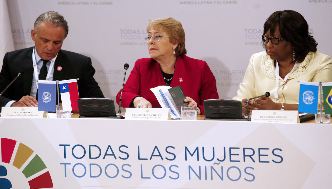 The President of Chile, Michelle Bachelet (c), together with the Director of the Pan American Health Organization, Carissa Etienne (r), and the Deputy Executive Director of the UNAIDS Program Area, Luiz Loures (l), participate in the Inauguration of the High Level Meeting Every Woman, Every Child (EWEC), on Monday, July 3, 2017, in the Palace of La Moneda, in Santiago, Chile. EFE/Mario Ruiz
