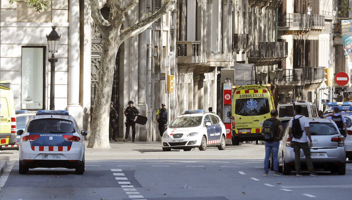 Police and emergency personnel in the area in which a van has hit this afternoon several people walking on the Ramblas of Barcelona. EFE/Andreu Dalmau
