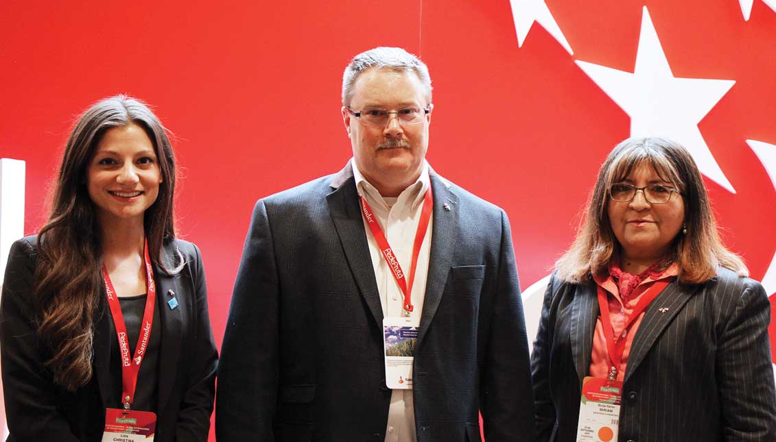 Christina Lista (D) y Miriam Borja-Fisher (I), junto con representantes de la Cámara Chileno-Americana de Comercio de Filadelfia, en el encuentro de comercio Fruittrade, en Casapiedra, Santiago de Chile, 27 de Septiembre del 2017.Yamily Habib/AL DÍA News.