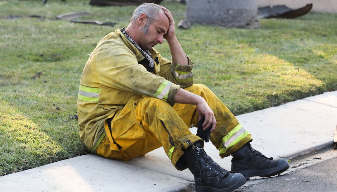 Un bombero descansa tras luchar contra un incendio el lunes 9 de octubre de 2017, en Anaheim Hills, California (EE.UU.). Al menos diez personas han muerto en los devastadores incendios en el norte de California (noroeste de Estados Unidos), que ya han devorado casi 29.000 hectáreas y han provocado la evacuación de, al menos, 20.000 personas de sus casas, informaron las autoridades locales.  EFE/EUGENE GARCIA
