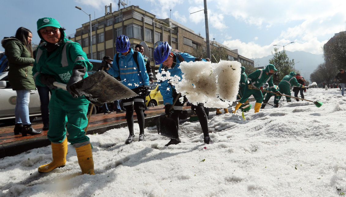 Workers clean the streets of hail on Thursday, November 2, 2017, on a street in Bogotá (Colombia). An unusual hailstorm that fell in much of the capital covered white and caused chaos in several sectors due to flooding, traffic stoppage during rush hour and power outages. EFE / MAURICIO DUEÑAS CASTAÑEDA
