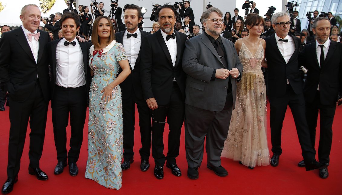 From left: Francois-Henri Pinault, Gael García Bernal, Salma Hayek, Diego Luna, Alejandro González Iñarritu, Guillermo del Toro, una invitada, el director mexicano Alfonso Cuaron y el director de fotografía Emmanuel Lubezki posan a su llegada para la ceremonia por el Aniversario 70 del Festival de Cine de Cannes. EFE/Sebastien Nogier