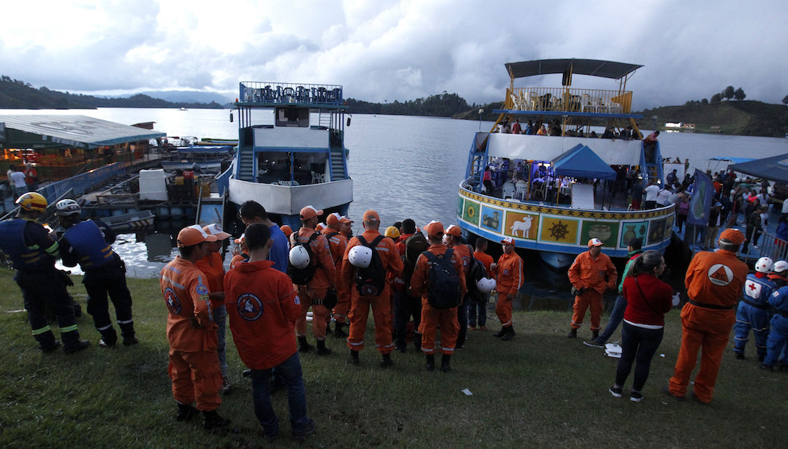 Organismos de rescate se preparan para realizar operaciones de búsqueda luego de que una embarcación con aproximadamente 170 personas se hundiera ayer, en el embalse Guatapé, al oriente del departamento de Antioquia (Colombia). EFE/Luis Eduardo Noriega A.
