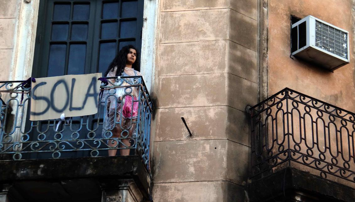 A woman watches the march from a balcony on Saturday, November 25, 2017, through the streets of Asunción (Paraguay). Several thousand women wearing purple t-shirts and scarves demonstrated in the streets of downtown Asunción to fight to eradicate violence against women in Paraguay, where there were 38 femicides and 33 attempts until November of this year. EFE / Andrés Cristaldo
