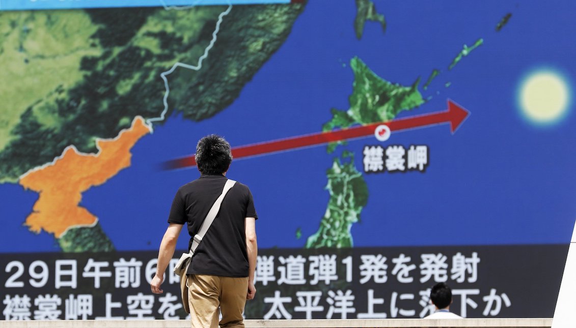 A passer-by observes the North Korean missile's trajectory on a giant screen in Tokyo (Japan) on August 29, 2017. North Korea launched a ballistic missile that would have flown over Japanese territory and fallen off the eastern coast of Hokkaido Island in the Pacific Ocean, according to the Japanese government. EFE / Kimimasa Mayama