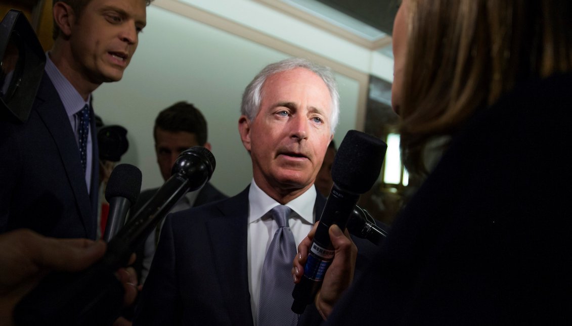 Tennessee Republican Sen. Robert Corker, chair of the Upper House Committee on Foreign Relations, attends the media before a hearing in the Washington, USA Capitol on October 24, 2017. EFE / Shawn Thew