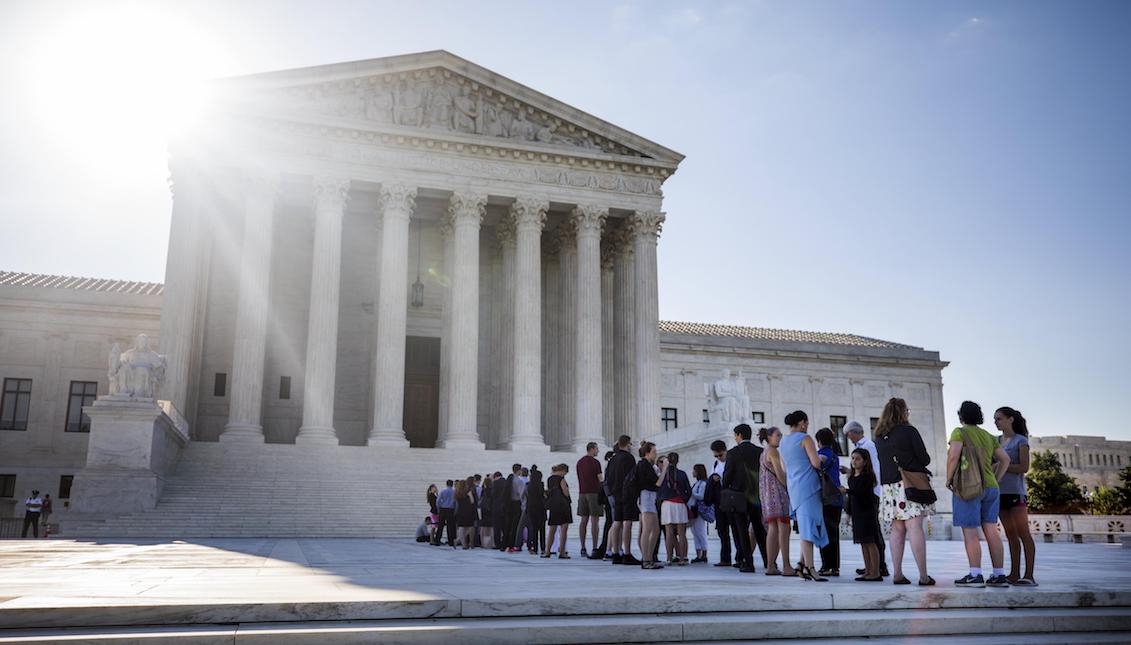 Dozens of people queue in front of the Supreme Court in Washington, USA, today, June 26, 2017. EFE/Jim Lo Scalzo