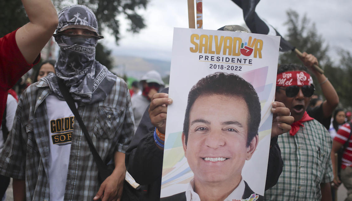 Supporters of the Alliance participate in a massive march on Sunday, December 3, 2017, in Tegucigalpa (Honduras). The Supreme Electoral Tribunal (TSE) of Honduras began today special scrutiny with more than a thousand inconsistent minutes to meet the new president-elect of the country in the general elections of November 26, which has uncertainty and state of exception to the country Central American EFE / Gustavo Amador