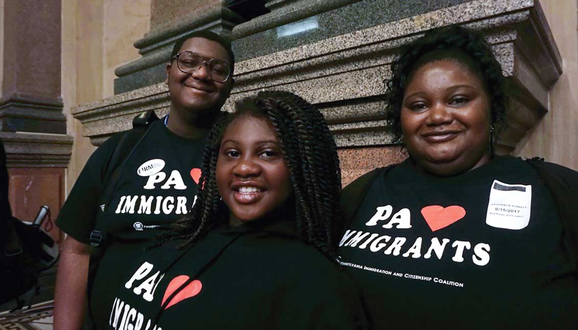 Prudence Powell (right) with his sons Jalen Latiner (left) and Bryana Nunes (center). Photo: Edwin López Moya AL DÍA News
