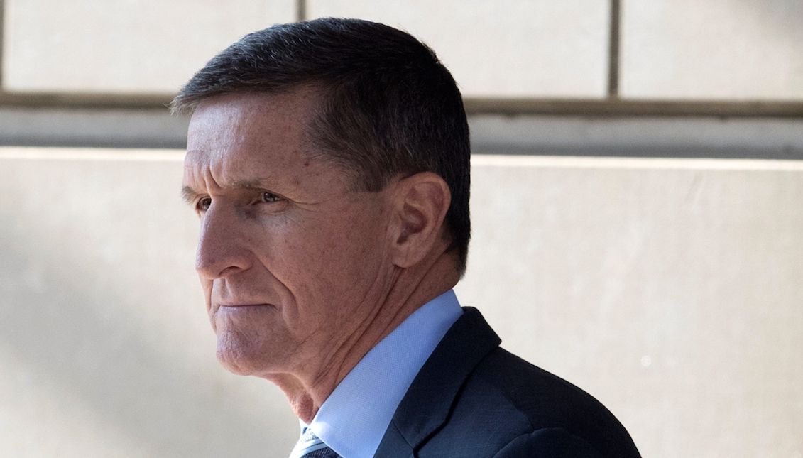 El exasesor de seguridad nacional del presidente de EEUU, Donald Trump, Michael Flynn (c), a su salida del Tribunal Federal en Washington (Estados Unidos) el 1 de diciembre de 2017. Según medios,Flynn ha sido acusado por el fiscal especial que investiga la trama rusa, Robert Mueller, de haber mentido al FBI sobre sus contactos con el Kremlin. EFE/ Michael Reynolds