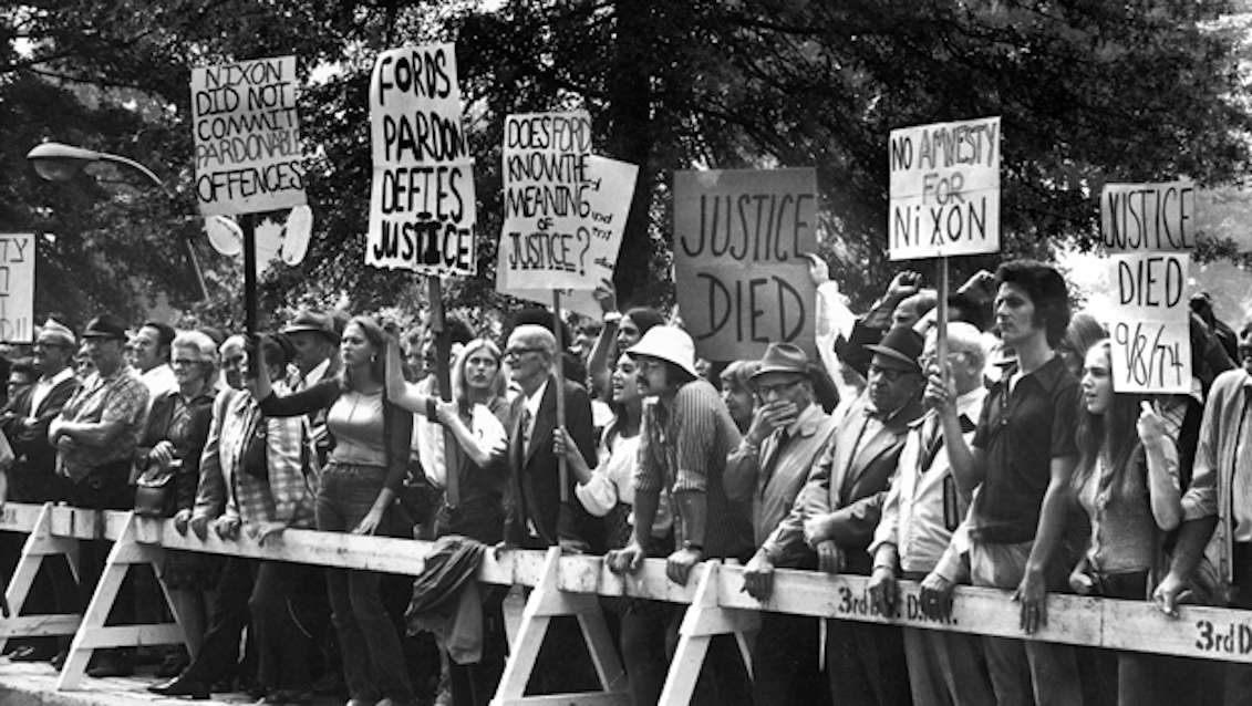 Los manifestantes se oponen al perdón del presidente Gerald Ford al ex presidente Richard Nixon por el asunto Watergate. BILL PIERCE / LA COLECCIÓN LIFE IMAGES / GETTY