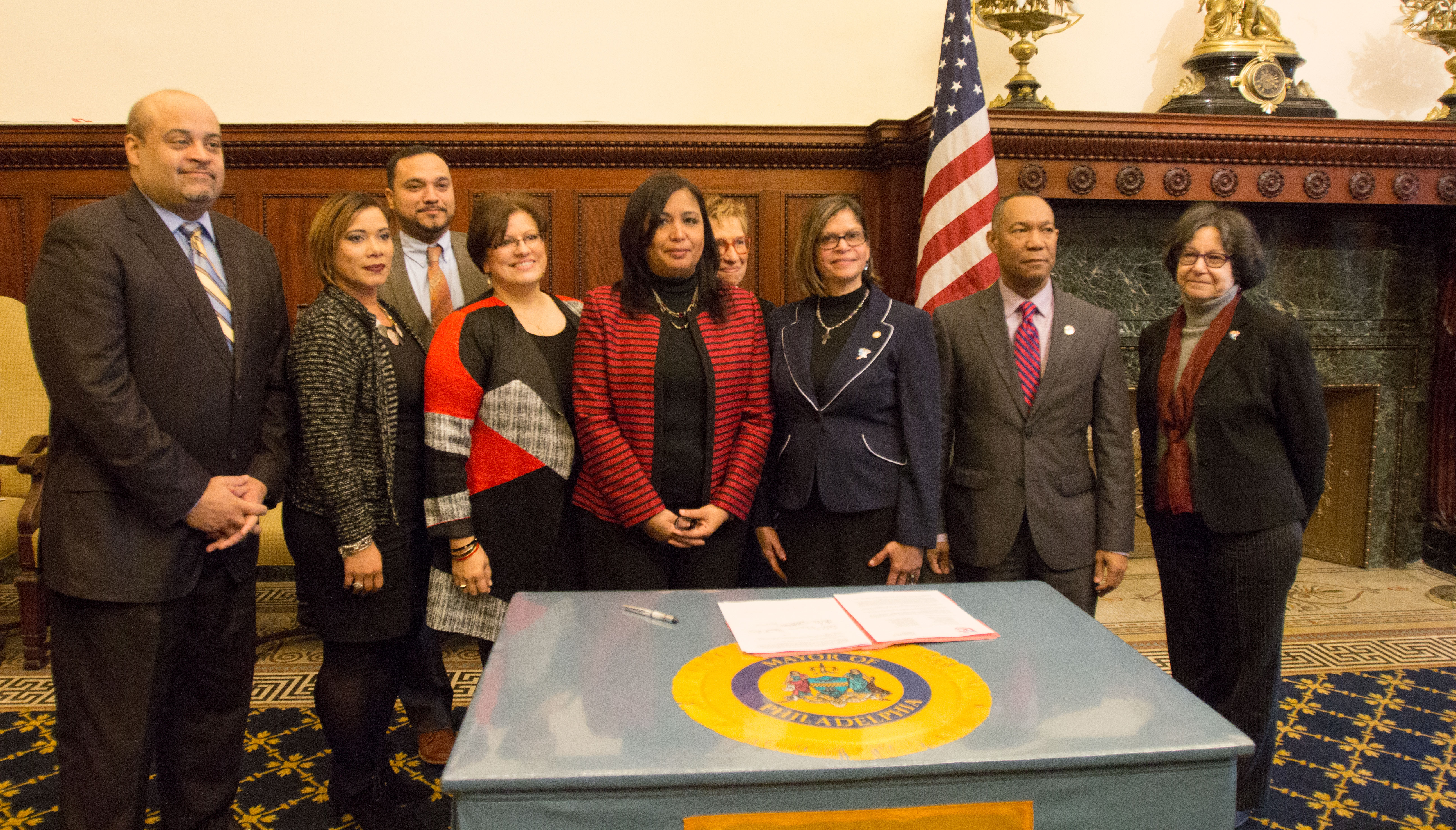 (De Izq. a Der.) Ángel Cruz (representante estatal de PA); Joanna Otero-Cruz (Servicios Comunitarios de la Alcaldía); Adonis Banegas (Concilio); Nilda Ruiz (APM); María Quiñones-Sánchez, (concejal de Filadelfia); Bonnie Camarda (Salvation Army); Olga Negrón (concejal de Bethelem); Julio Guridy (concejal de Allentown); y Carmen Febo San Miguel (Taller Puertorriqueño). Foto: Edwin López Moya / AL DÍA News
