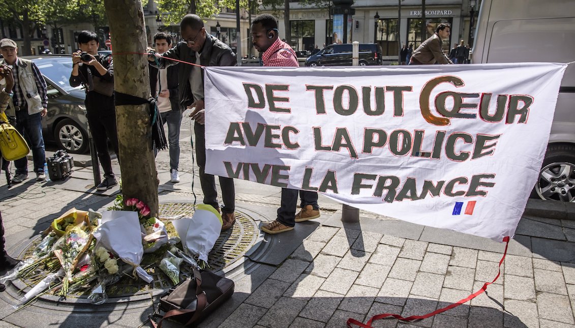 Some people place a poster in which you can read 'All my heart with the police. Vive la France', in the place where a policeman was killed last night during a jihadist attack on the Avenue des Champs-Elysees in Paris (France). EFE / Christophe Petit Tesson