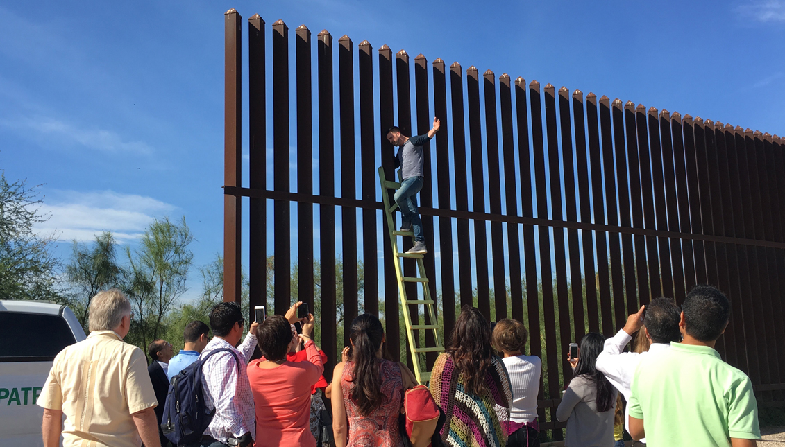 The wall at the border gets tall, like here, but sometimes is so short a child could jump over it. Most of the time the wall doesn’t exist at all in the open space near the city of Hidalgo, Texas. Fotos: AL DÍA News