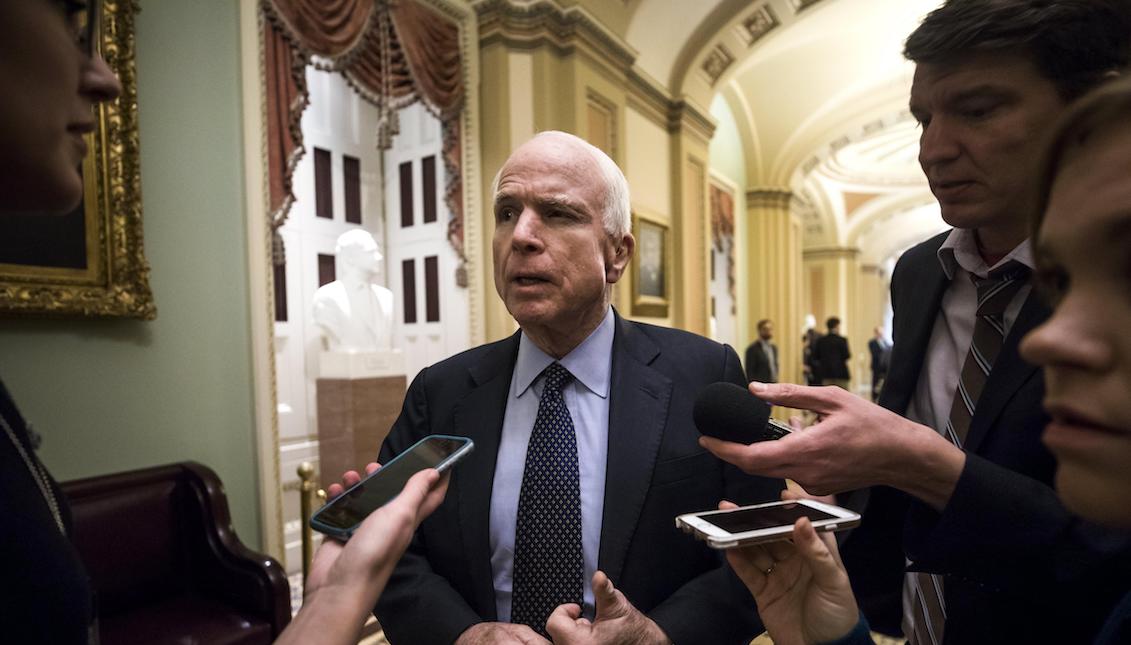 Republican Senator for Arizona, John McCain (c) following the voting process for the confirmation of Neil Gorsuch, Donald Trump’s candidate. EFE / Jim Lo Scalzo