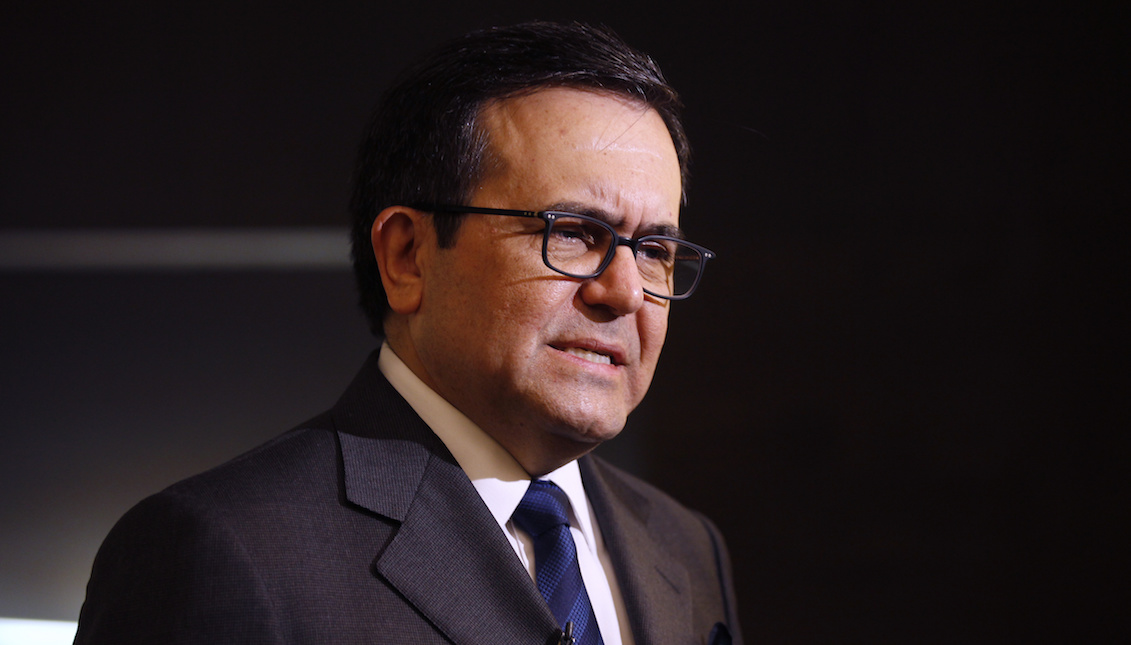 Foto de archivo: el secretario de Economía de México, Ildefonso Guajardo, responde a periodistas el martes 22 de noviembre de 2016, tras participar en un evento público en Ciudad de México (México). EFE/JORGE NÚÑEZ