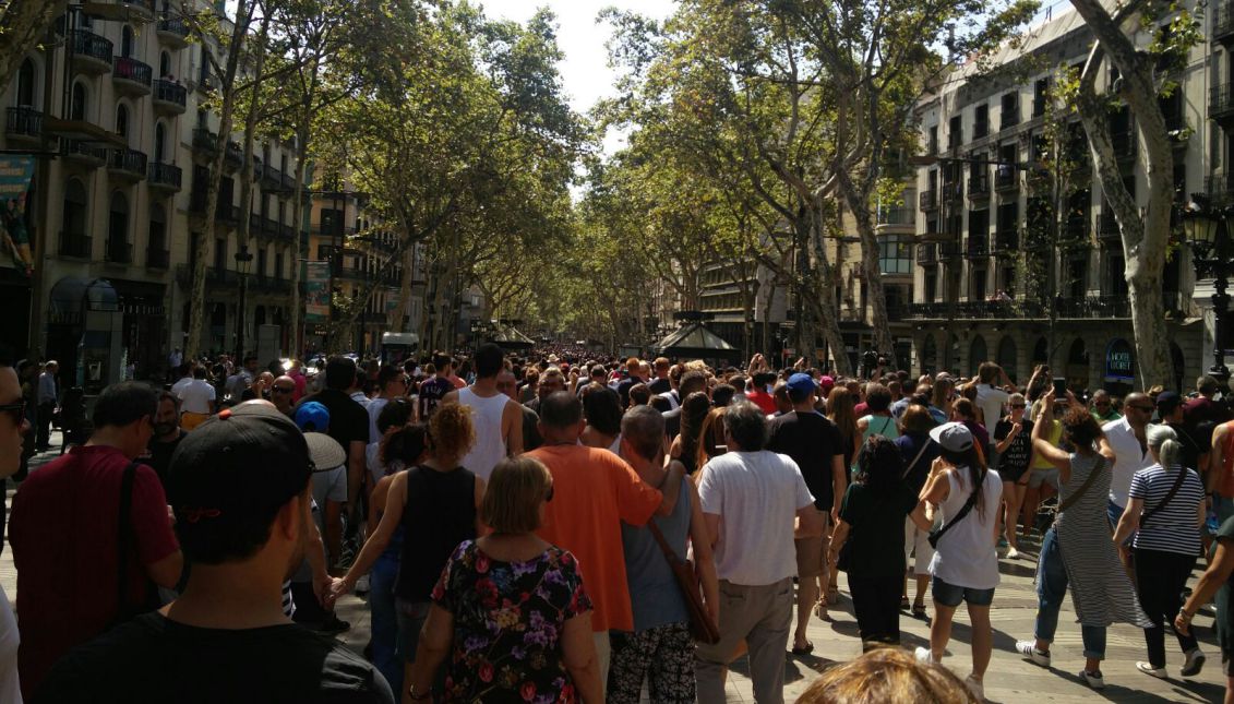 The day after the terrorist attack, the Barcelona returned to fill the Ramblas in a show of courage and solidarity with the victims, to the sound of the clamor: "We are not afraid." Photo: Andrea Rodés