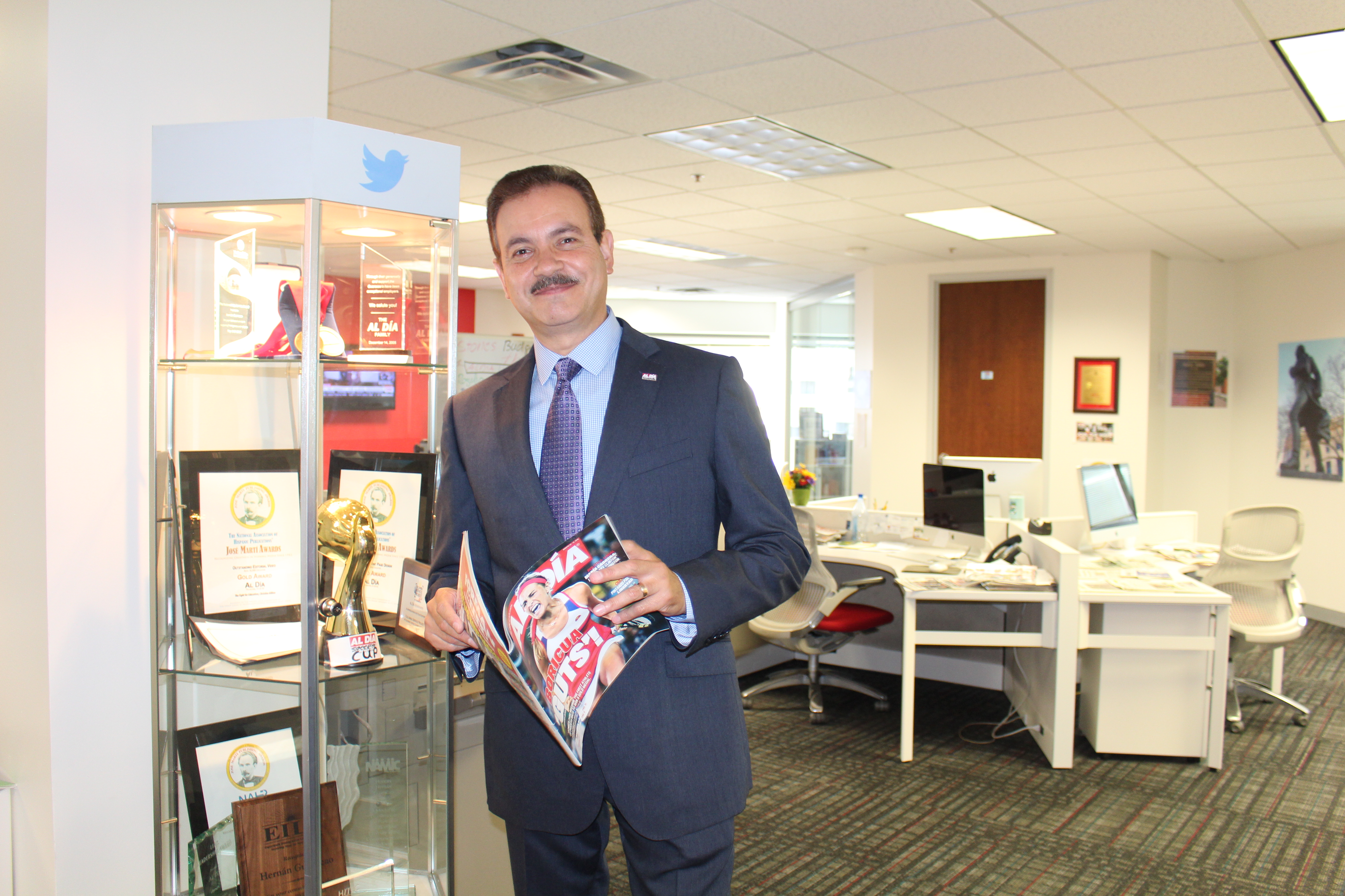 Carlos M. Olea, AL DÍA's new Vice President, reads the latest edition.
