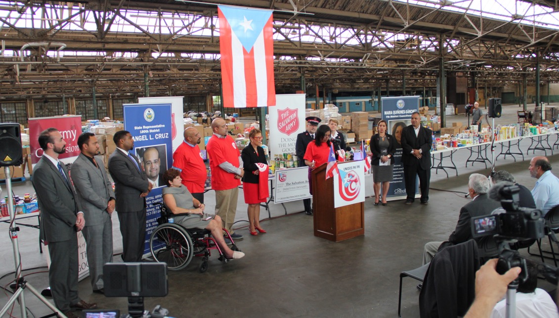 Comité organizador de la campaña Unidos Pa' PR durante la entrega de $25.000 en donaciones al Salvation Army, el pasado 11 de octubre. Foto Cortesía C´ardenas Grant Communications.
