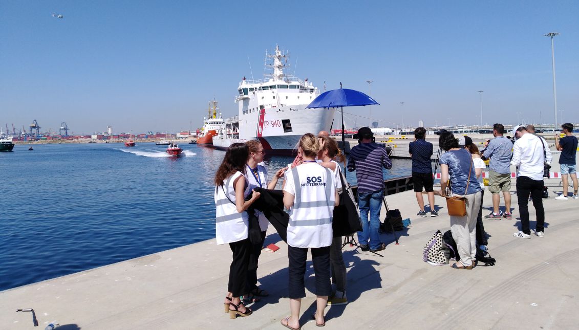 La llegada a Valencia del barco Aquarius, en el que viajan 106 del total de 629 inmigrantes rescatados en el mar y que España ha decidido acoger, ha generado un gran despliegue mediático y político en Europa, incapaz de poner solución a la crisis migratoria. Foto: A.Rodés. 