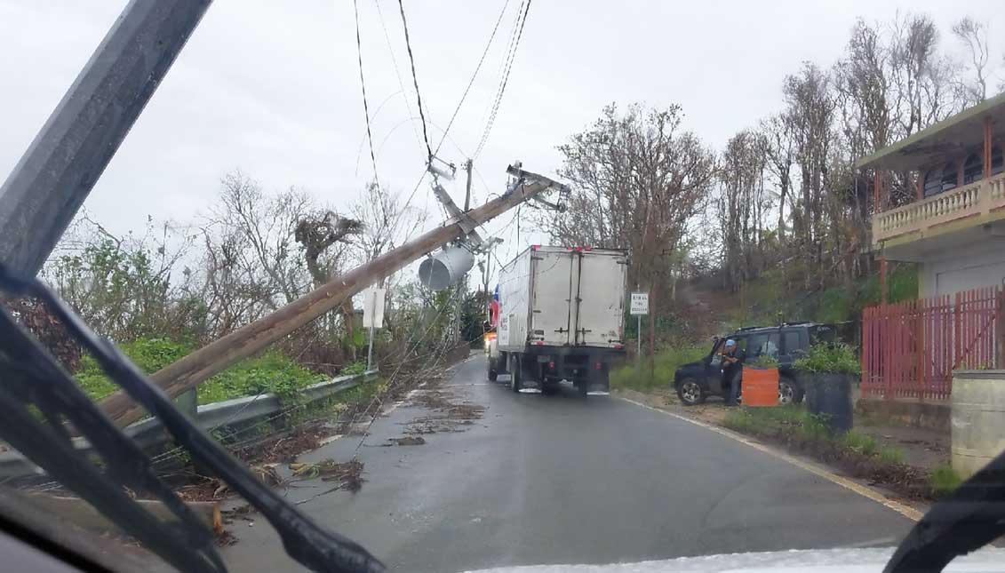 En Puerto Rico, el inspector Bastone tuvo que usar palos para poder levantar los postes de electricidad derribados por el huracán que impedían el paso a los camiones de ayuda humanitaria. Foto archivo particular.