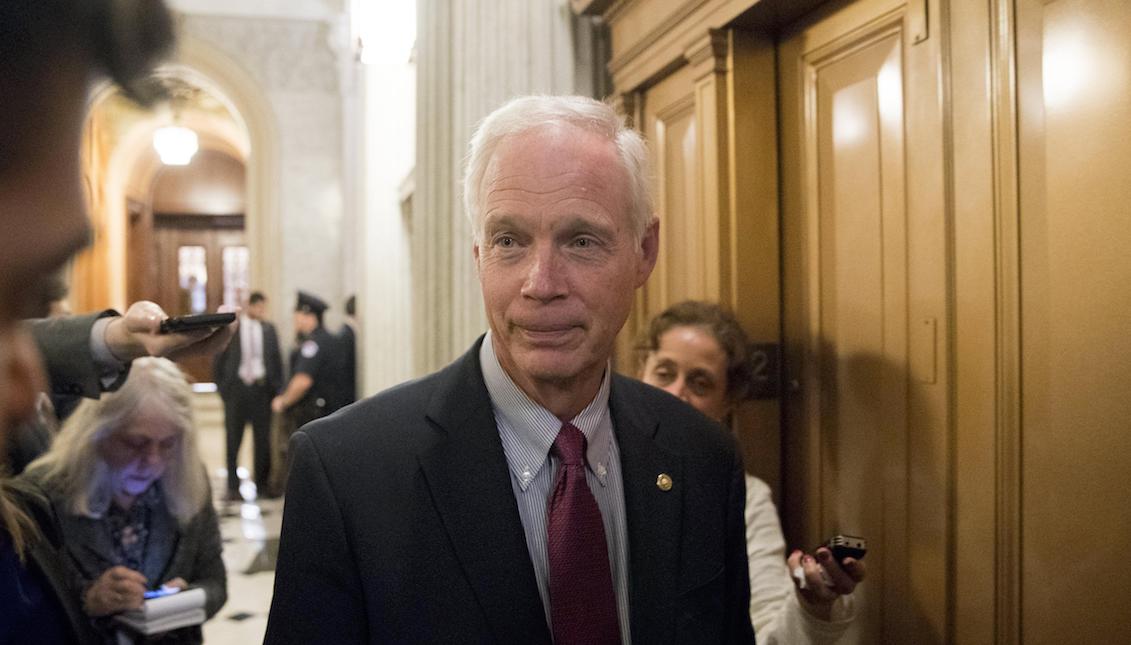 Wisconsin Republican Senator Ron Johnson (c) talks to members of the media at an elevator bank near the Senate chamber during voting on amendments to a tax cut plan drawn up by Republicans on Thursday 30 November 2017, on Capitol Hill in Washington, DC (USA). EFE / MICHAEL REYNOLDS