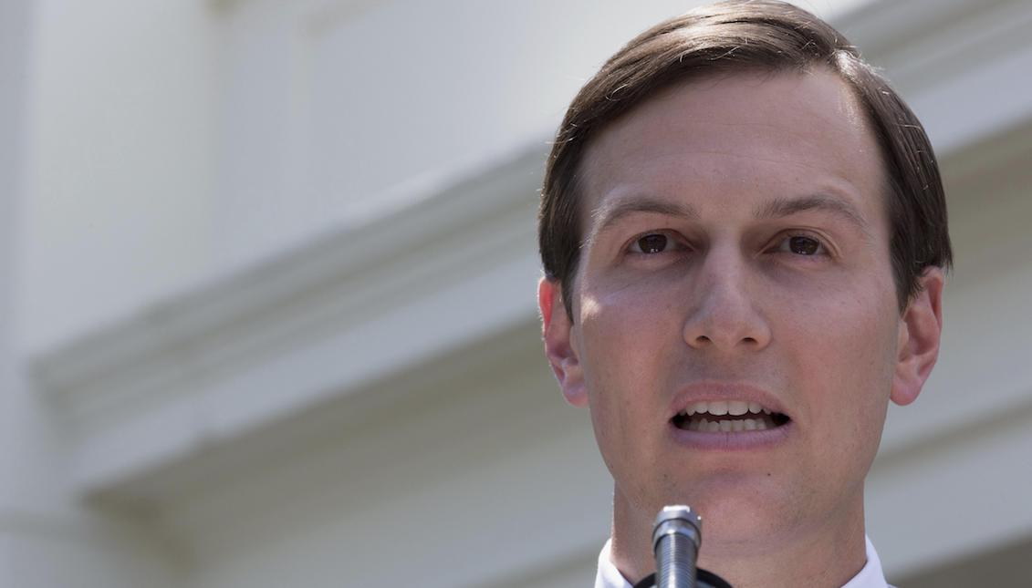  El yerno y asesor del presidente Donald Trump, Jared Kushner, ofrece una rueda de prensa sobre su comparecencia ante el Comité de Inteligencia del Senado en referencia a la intervención rusa en las elecciones estadounidenses, en Washington (Estados Unidos) el martes 24 de julio de 2017. EFE/Tasos Katopodis
