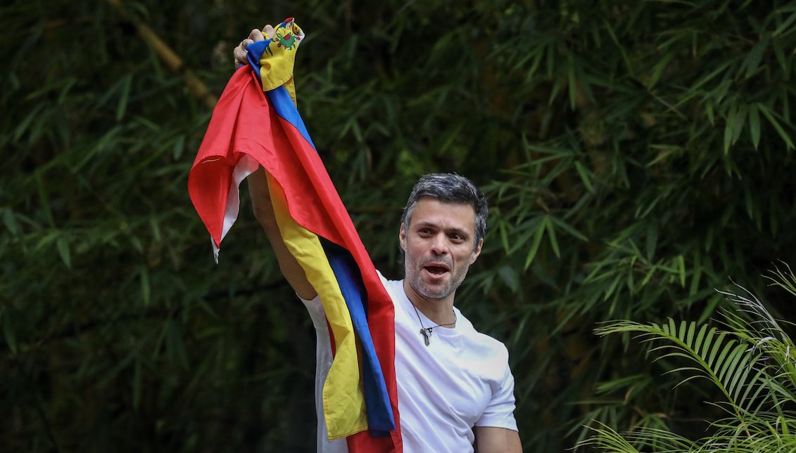 Venezuelan dissident Leopoldo López greets supporters on Saturday, July 8, 2017, at the entrance of his house in Caracas (Venezuela). Leopoldo López greeted from inside his residence in Caracas to which he arrived this morning after receiving a measure of house arrest that took him from the military prison in which he was held since February 2014, with a sentence of 14 years in prison. EFE/MIGUEL GUTIÉRREZ