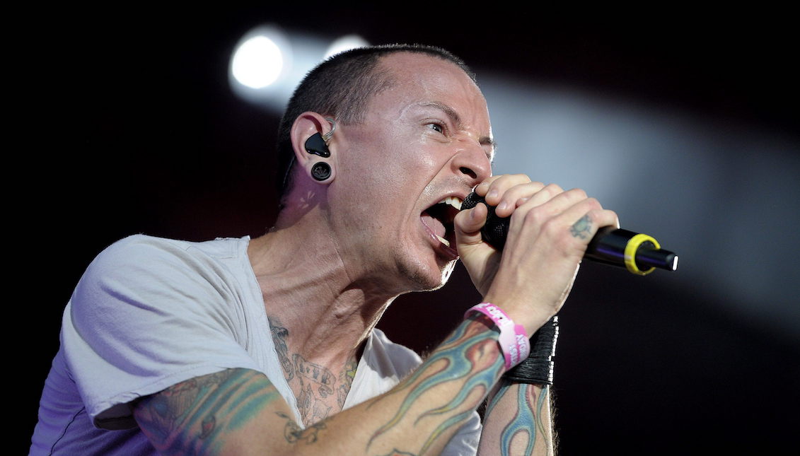 Fotografía de archivo del 27 de mayo de 2012, del cantante Chester Bennington, vocalista de la agrupación de estadounidense de rock Linkin Park, durante un concierto en Landgraaf (Holanda). EFE/MARCEL VAN HOORN/ARCHIVO
