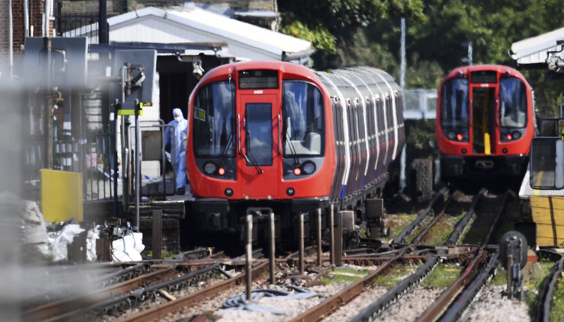 Several passengers have suffered burns in the face by an apparent explosion on a London subway train at Parsons Green station in the south-west of the British capital, the media said Monday. British Foreign Minister Boris Johnson today called for "calm" and stressed the importance of "not speculating" on the nature of the blast. EFE / Andy Rain