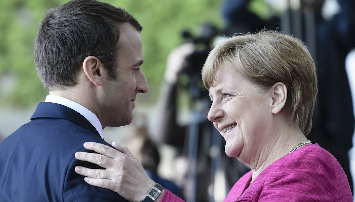 El reto del nuevo presidente francés será lograr negociar una remodelación europea, en un modelo político continental dominado por Alemania. En la foto: la canciller alemana Angela Merkel (d) saluda al presidente francés Emmanuel Macron (i) a su llegada a la cancillería alemana en Berlín, Alemania hoy 15 de mayo de 2017. EFE/Carsten Koall
