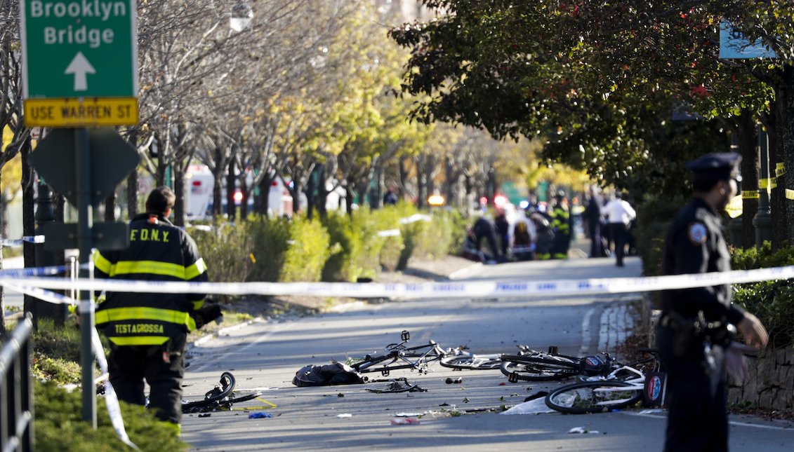 Members of the emergency unit remove the body of a fatal victim on Tuesday, October 31, 2017, after an incident where, according to the first reports, a man ran a truck over several people on a bike lane in downtown New York (United States). EFE / JASON SZENES