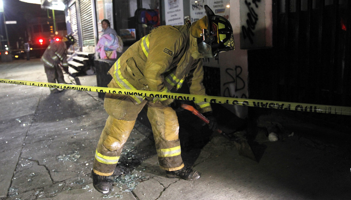 Elements of Civil Protection cleaned windows of buildings of colonies of Mexico City on Friday, September 8, 2017, after a strong earthquake of magnitude 8.2 on the Richter violently shaked Mexico City today, originating 137 kilometers southwest of Tonalá, in the southeastern state of Chiapas. At least 15 people have died in the earthquake, mostly in the state of Oaxaca. EFE / Sáshenka Gutiérrez