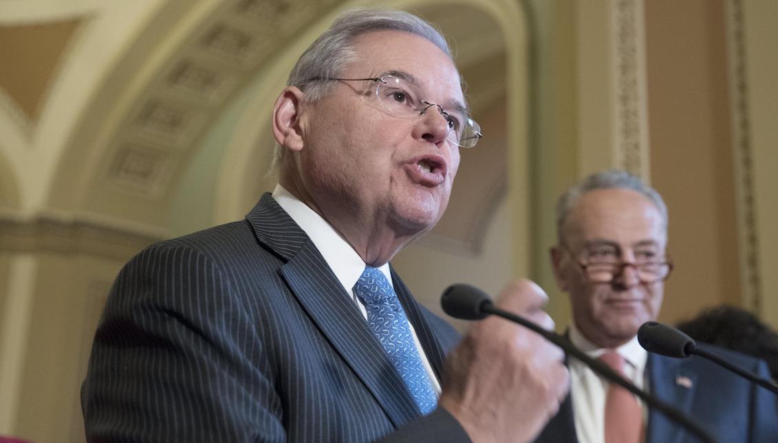 New Jersey Democratic Senator Bob Menendez (c) on Tuesday, July 11, 2017, during a Democratic press conference at the Capitol in Washington (United States). EFE/MICHAEL REYNOLDS