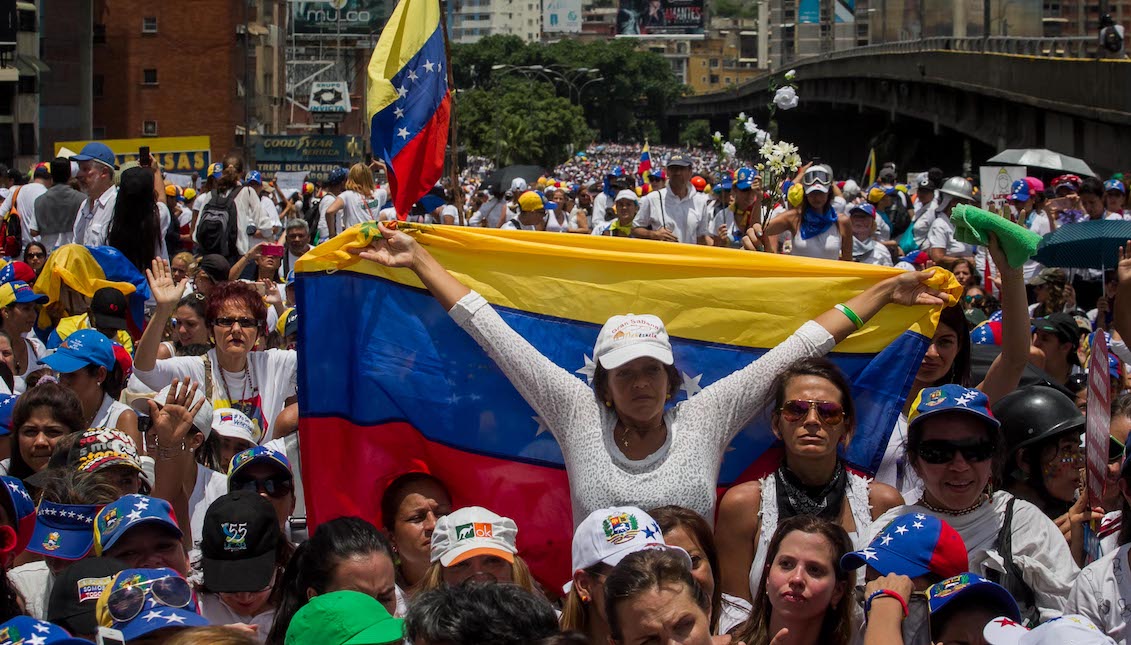 Más de 20.000 mujeres tomaron las calles en la capital Venezolana, para mostrar su descontento con las medidas de represión del Gobierno de Nicolás Maduro. EFE/MIGUEL GUTIÉRREZ
