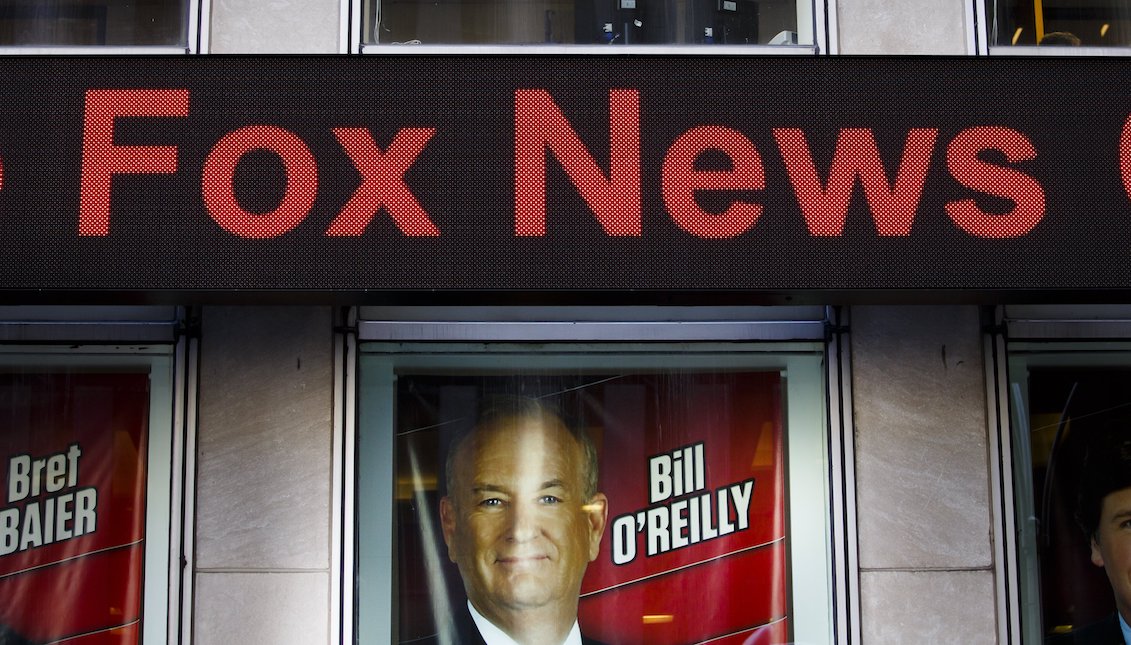 Vista del cartel promocional del programa del presentador Bill O'Reilly, frente a los estudios del canal de noticias Fox, donde un grupo de manifestantes se reunieron para pedir al canal de noticias el despido del presentador, por acusaciones de presunto acoso sexual, en Nueva York (Estados Unidos). EFE/JUSTIN LANE
