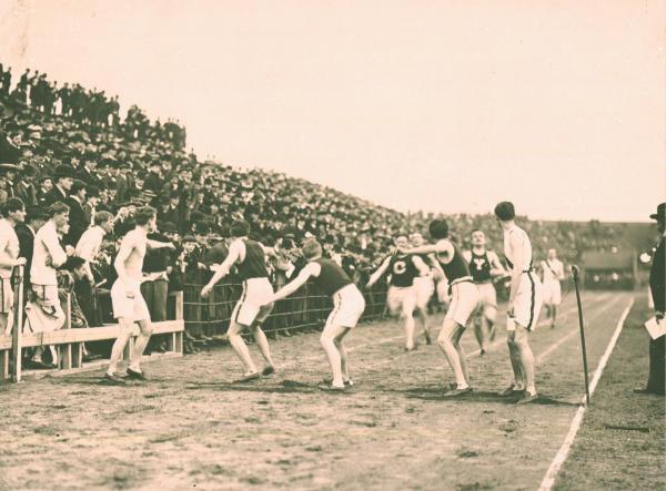 Un equipo universitario de relevos de una milla compitiendo en el Franklin Field en 1906. Archivo de la Universidad de Pennsylvania.