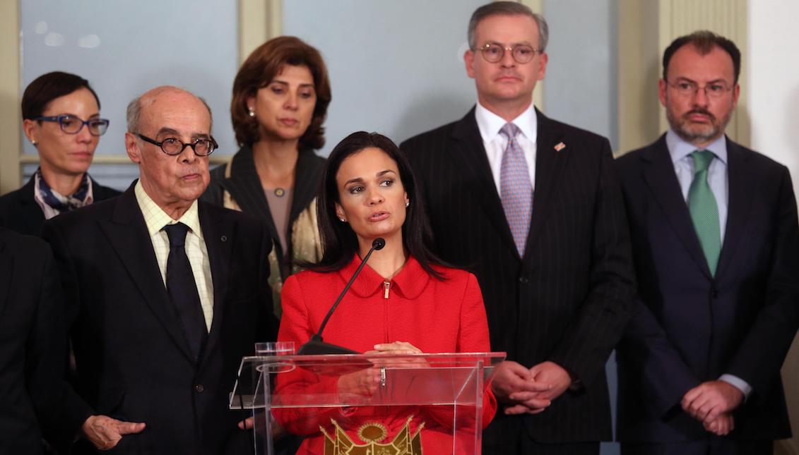 La canciller de Panamá Isabel Saint Malo (c), habla acompañada de sus homólogos de Perú Ricardo Luna (i), de Costa Rica Manuel González (2d), de Colombia María Ángela Holguín (2i) y de México Luis Videgaray (d) luego de una reunión entre cancilleres y ministros de relaciones exteriores de 17 países de América y el Caribe hoy, martes 8 de agosto del 2017, en el Palacio de Torre Tagle, en el centro histórico de Lima (Perú). EFE / Ernesto Arias
