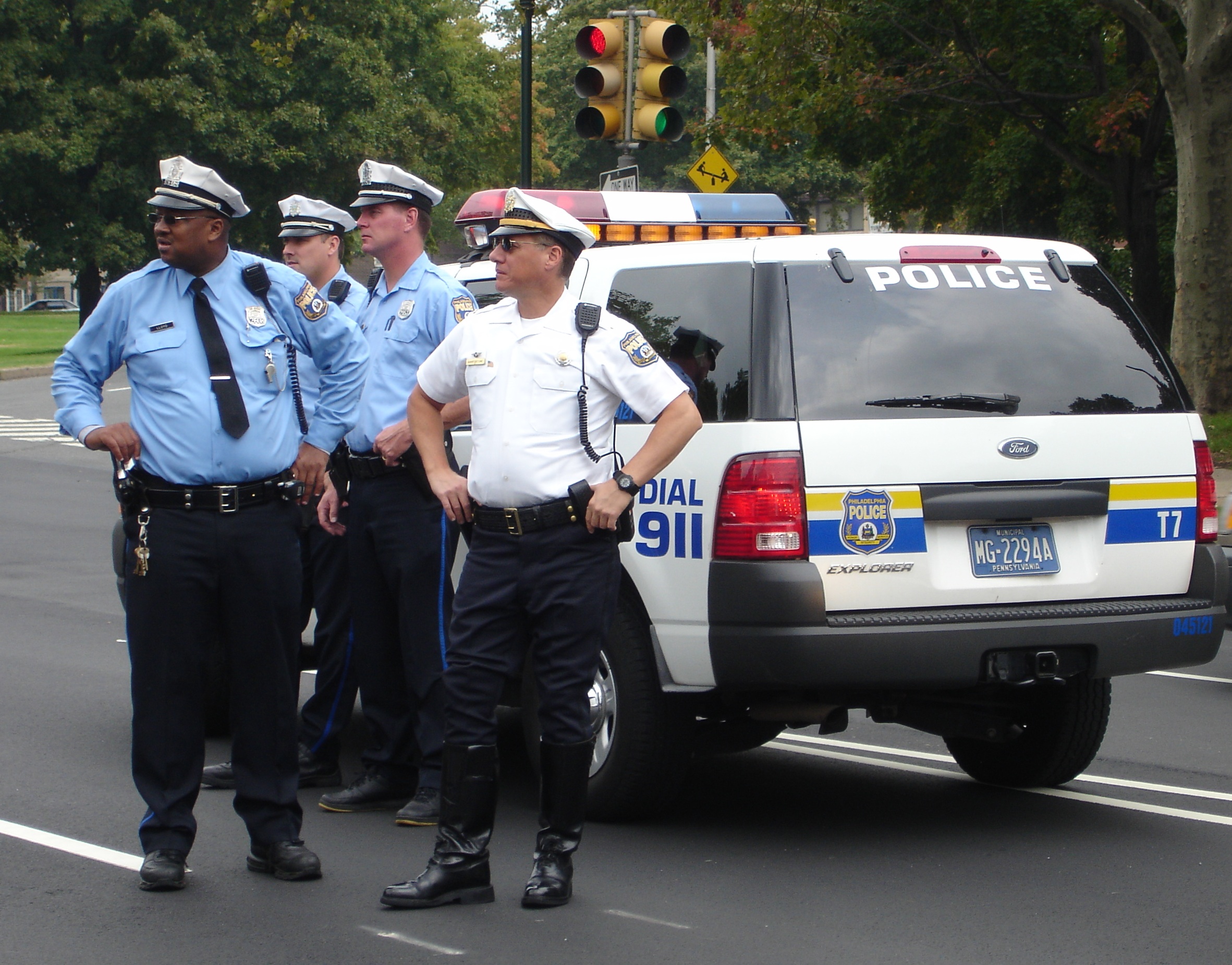 Oficiales de la policía de Filadelfia en el estacionamiento Ben Franklin. Foto cortesía de Wikimedia.