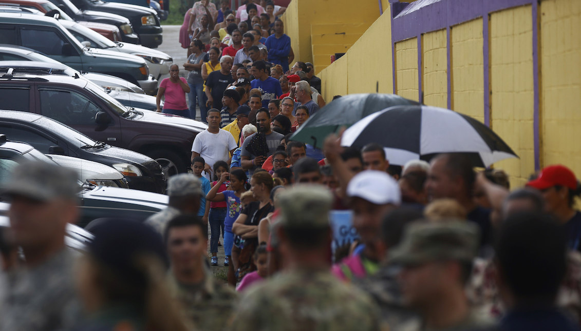  Personas damnificadas por el paso del huracán María hacen fila para recibir del ejército sus raciones de suministros el miércoles 18 de octubre de 2017, en Las Piedras (Puerto Rico). EFE/Thais Llorca