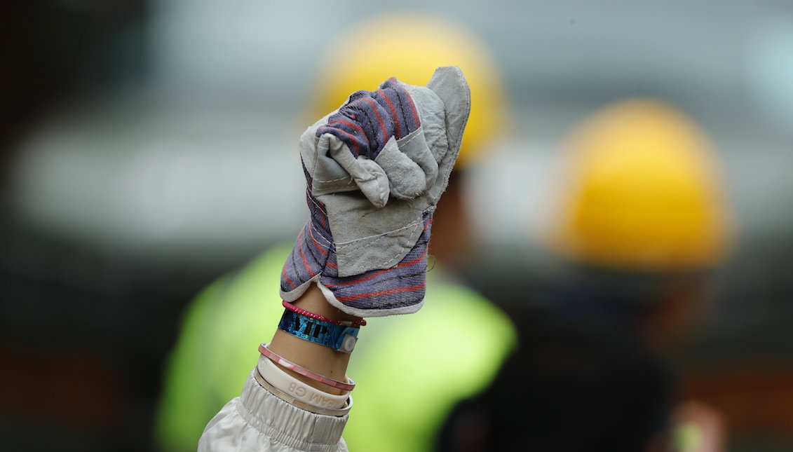 Brigadas de rescatistas y voluntarios levantan sus manos para pedir silencio absoluto mientras continúan escarbando de forma manual en las ruinas de una escuela el jueves 21 de septiembre de 2017, en el sur de Ciudad de México(México). EFE/José Méndez