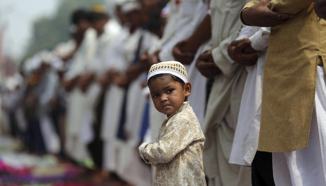 Un niño musulmán reza junto a los adultos en la mezquita de Khairudin para celebrar el festival Eid al Fitr, en Amritsar (India) hoy, 26 de junio de 2017. El Eid al Fitr marca el fin del mes sagrado de ayuno de ramadán. EFE/Raminder Pal Singh
